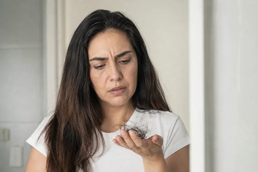 ¿Por qué se cae el cabello en mujeres? Causas, señales y tratamiento